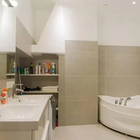 Modern & Spacious 80m2 In Old Town Apartment *